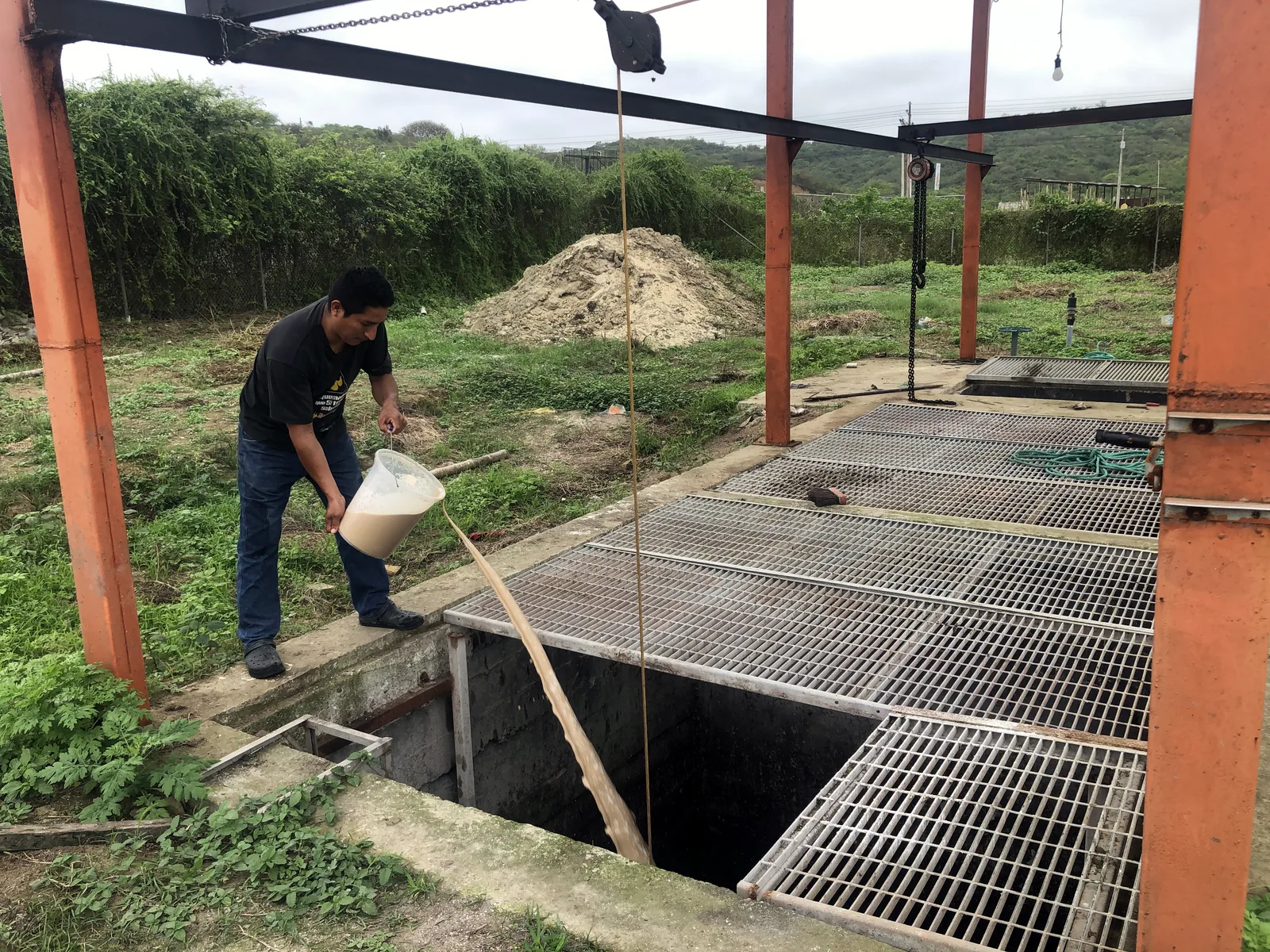 Biotratamiento de aguas residuales — lagunas de oxidación en Montañita, Santa Elena, Ecuador