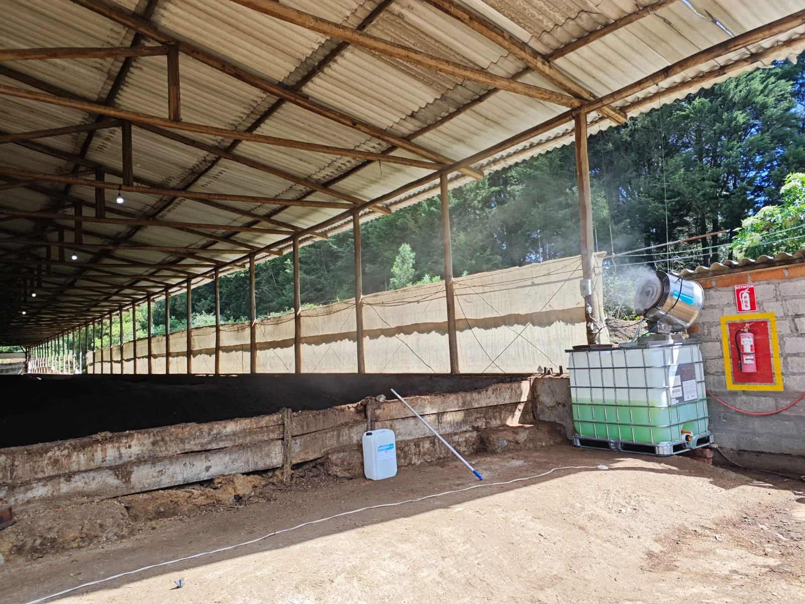 Control de olores ambientales — nave de compostaje con cañón nebulizador y tanque de producto, Pronaca, Ecuador