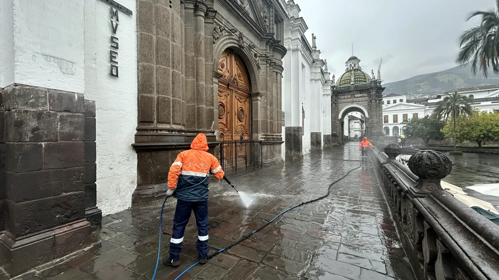 Limpieza urbana — desinfección con EMASEO, Quito, Ecuador