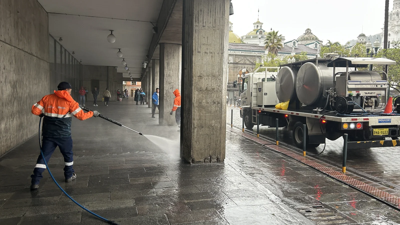 Limpieza urbana — desinfección con EMASEO, Quito, Ecuador