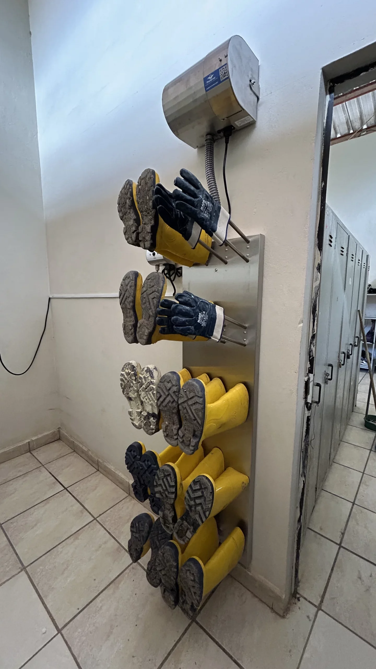 Protección biológica — secador de botas y guantes, EMAC EP Cuenca