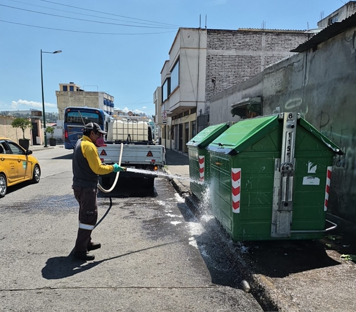 Lavado de zona de contenedores con Neutrodor LV para el control de malos olores en Grupo GTM, Ambato