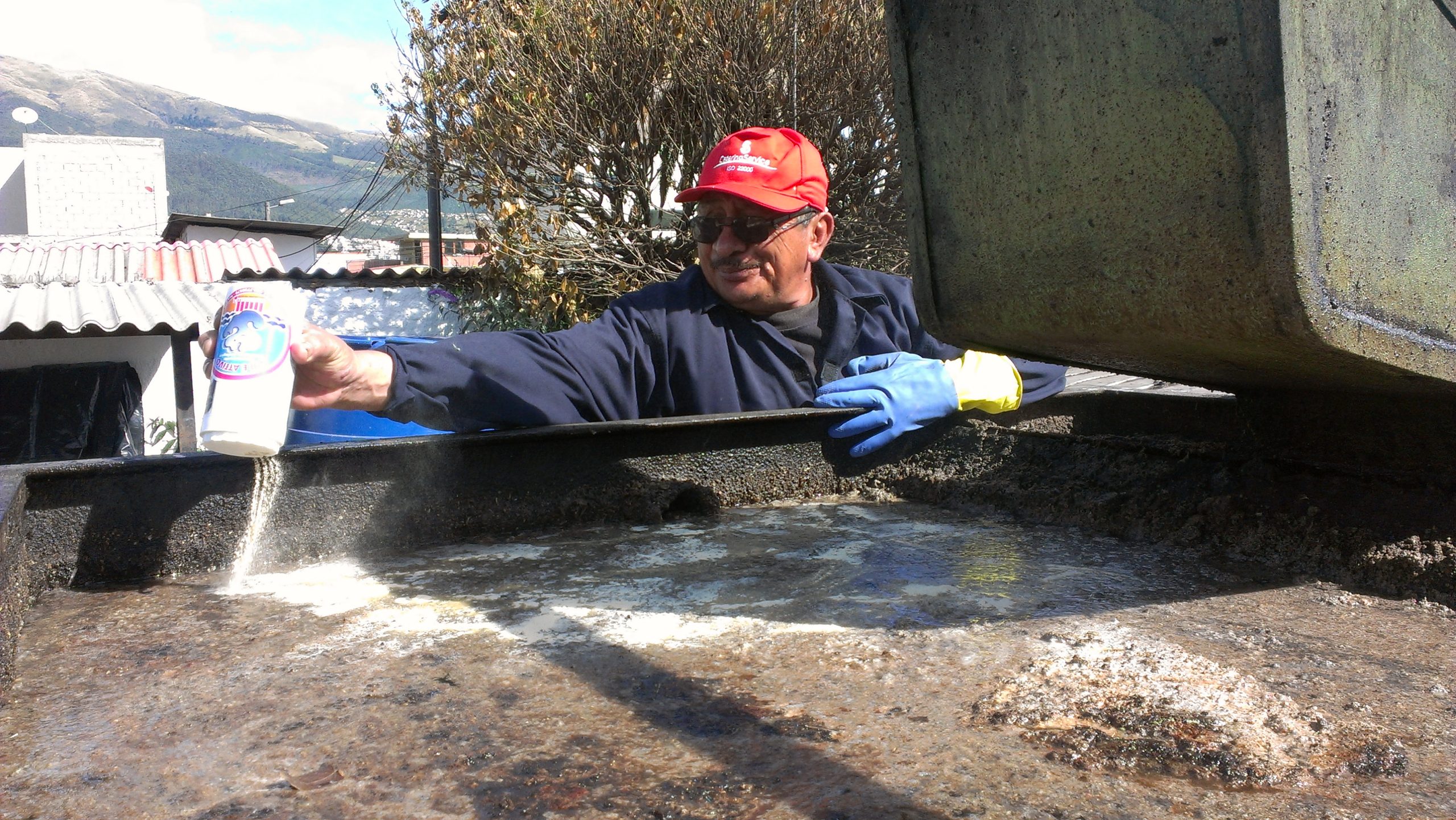 Aplicación de Micropan Complex en la trampa de grasas de Hanazka