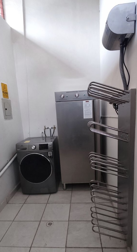 Sala de lavado, desinfección y secado del EPP en el relleno sanitario de EMAC-EP Cuenca