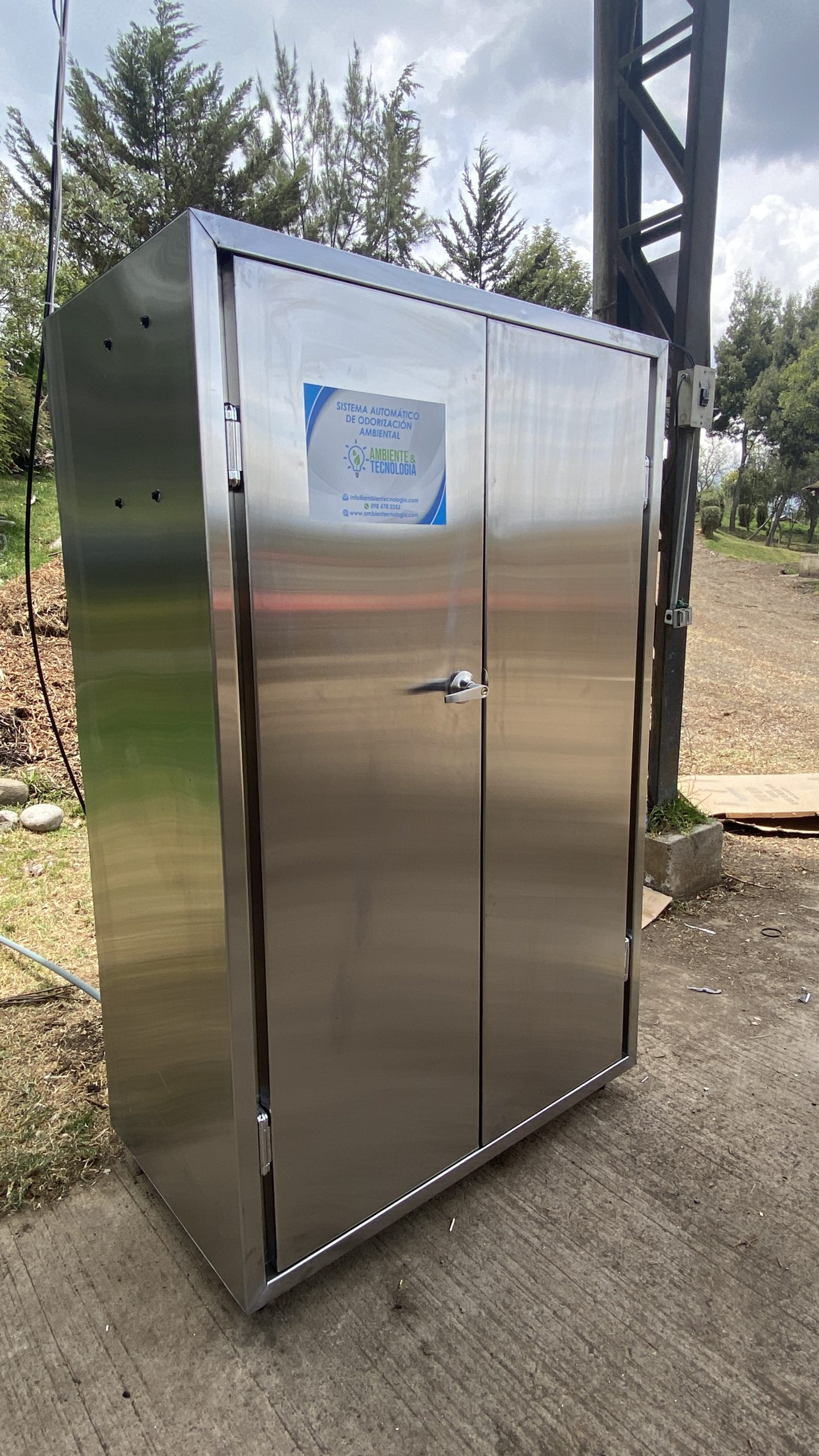 Gabinete de control cerrado del sistema automático de nebulización en El Valle, EMAC EP