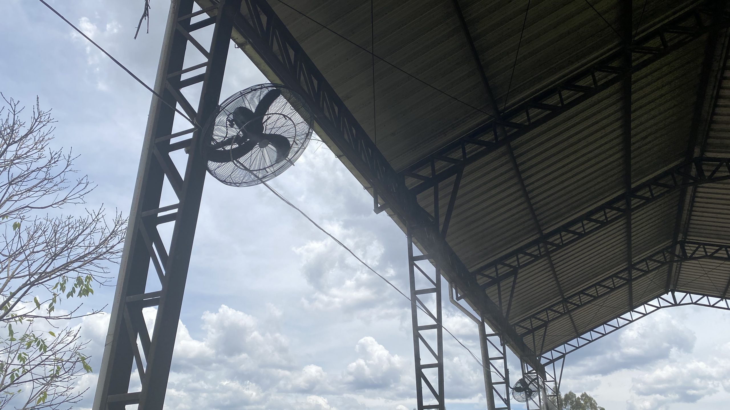 Ventiladores nebulizadores instalados en la nave de compostaje de El Valle, EMAC EP