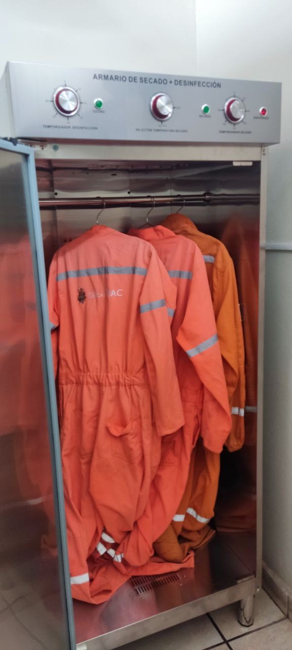Armario de secado y desinfección con ropa de trabajo EMAC-EP en el relleno sanitario de Cuenca