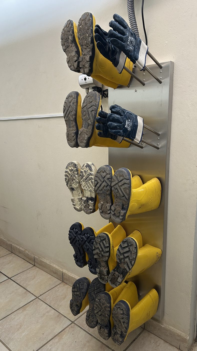 Secador de botas y guantes del personal del relleno sanitario EMAC-EP Cuenca