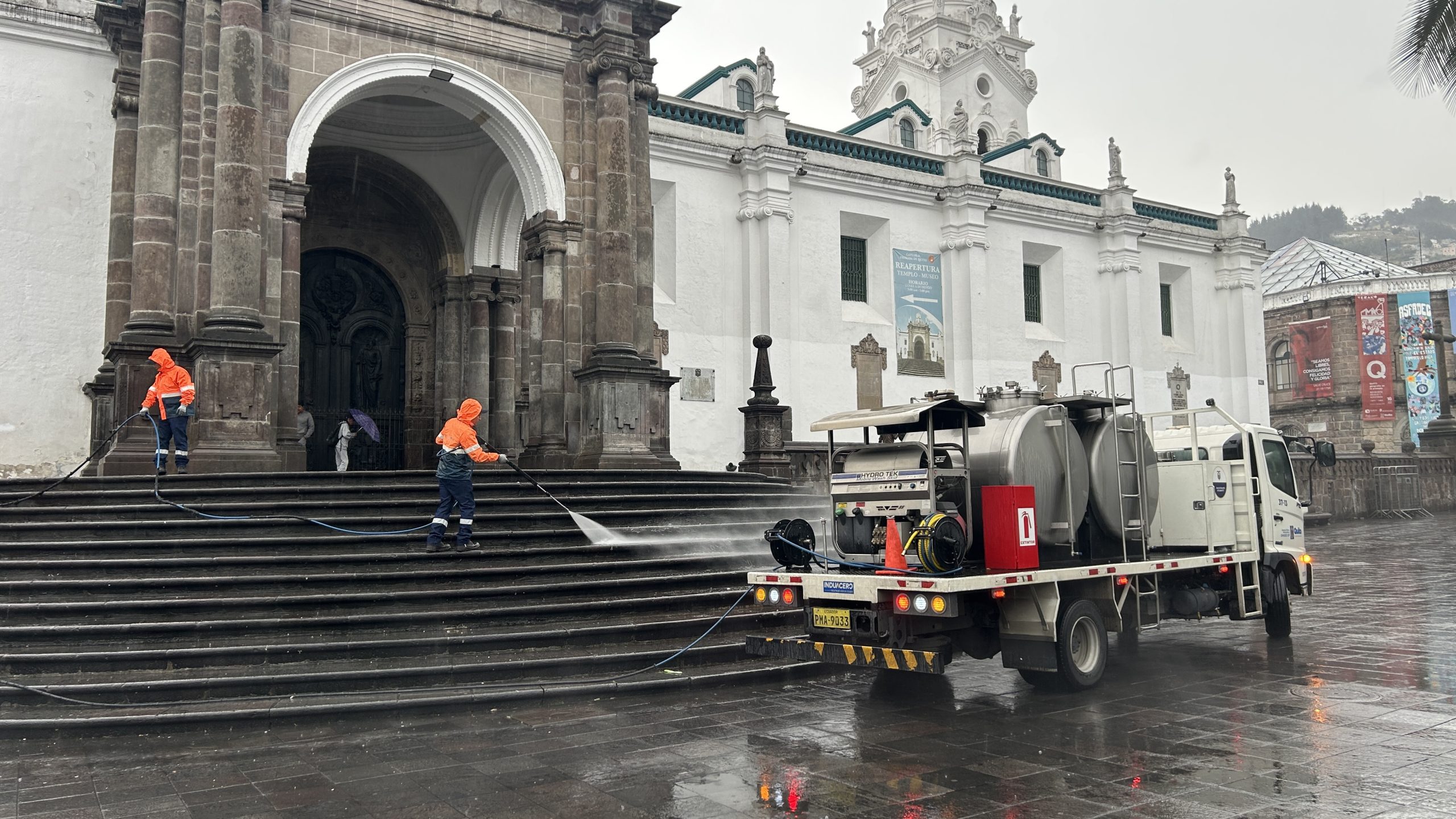 Lavado a presión en escalinatas de la Catedral de Quito