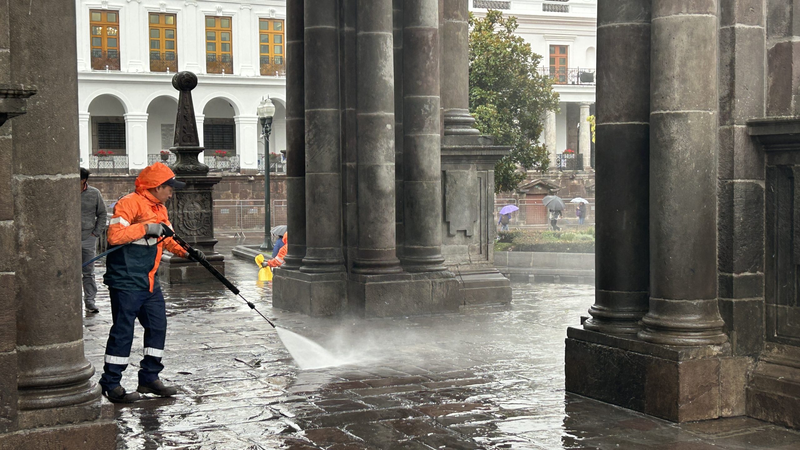 Operarios lavando arcadas coloniales de la Plaza Grande