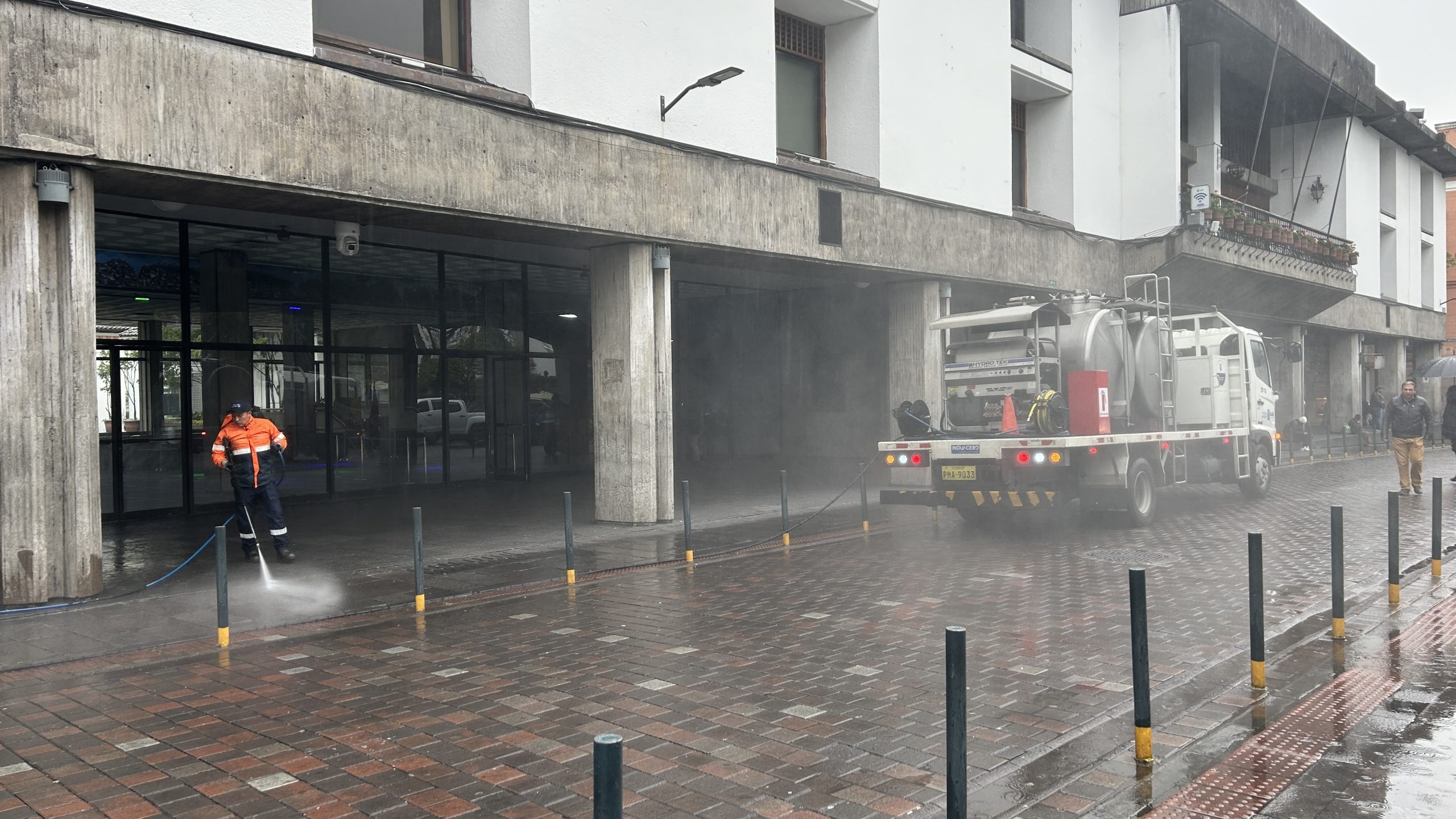 Aplicación de desodorante en fachada de edificio patrimonial
