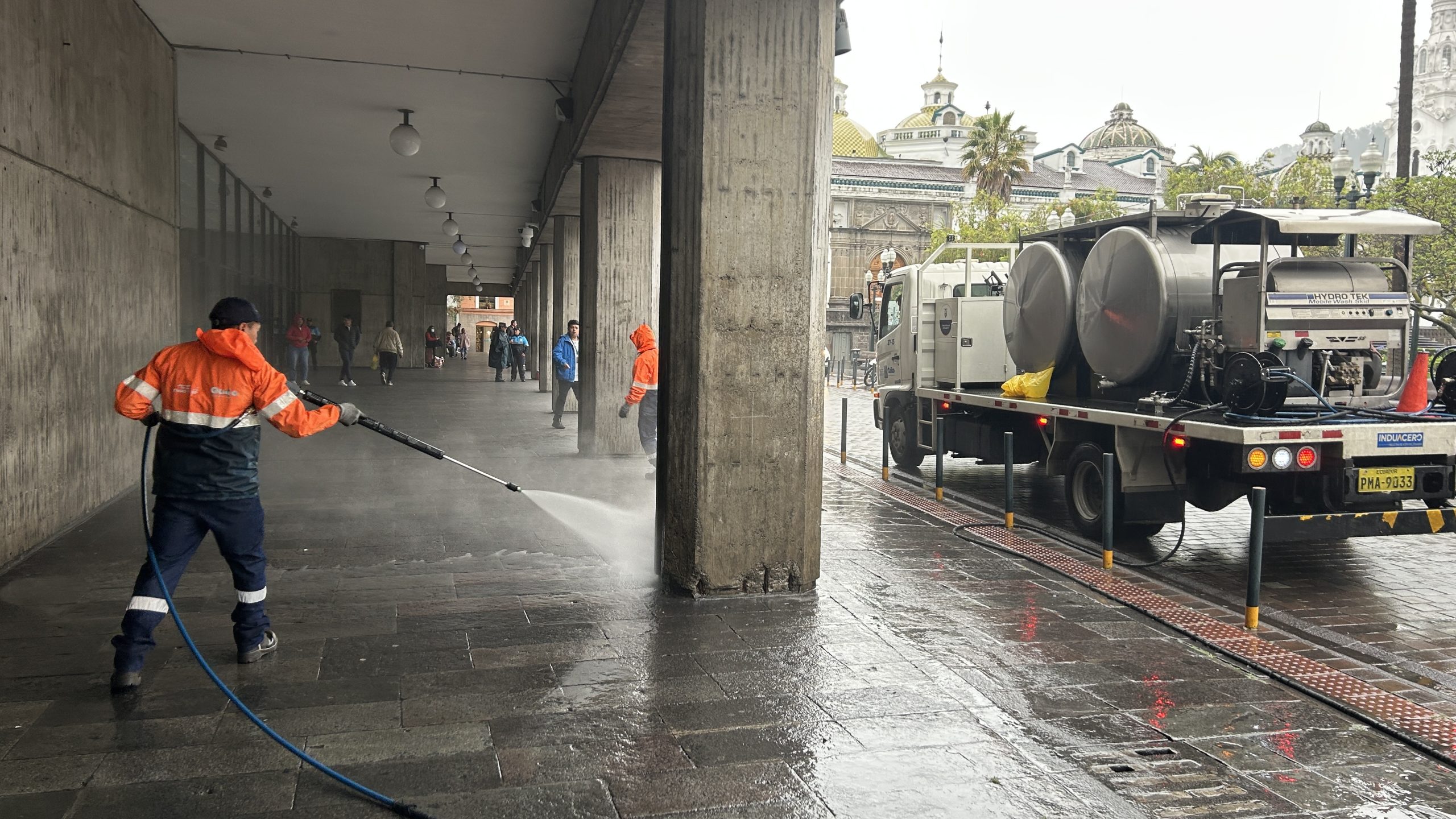Limpieza bajo pórtico del Centro Histórico de Quito