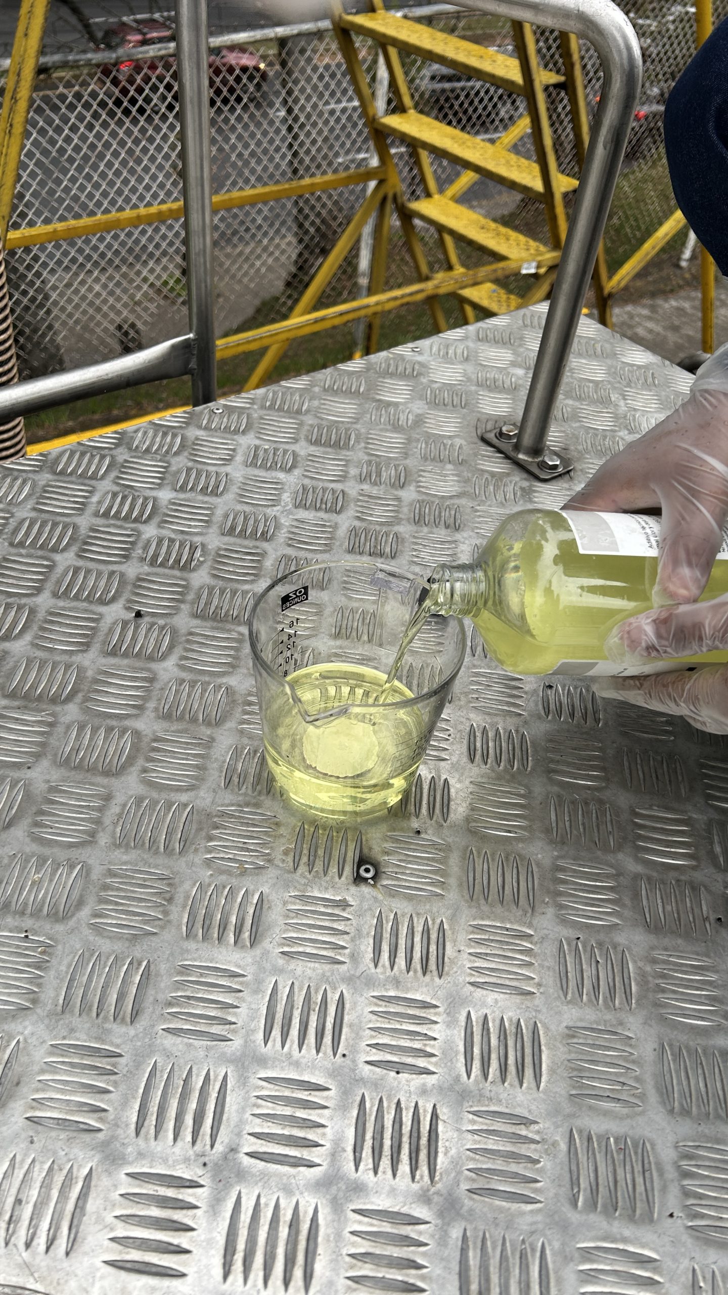 Medición exacta del desodorante ambientador antes de la carga al tanque